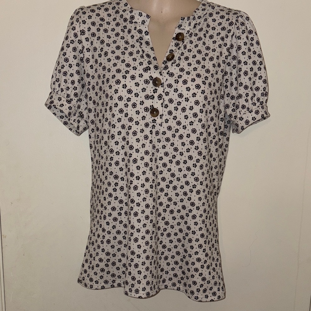 Lake Flower Elegant Black and White Floral Button-Down Shirt size Medium.